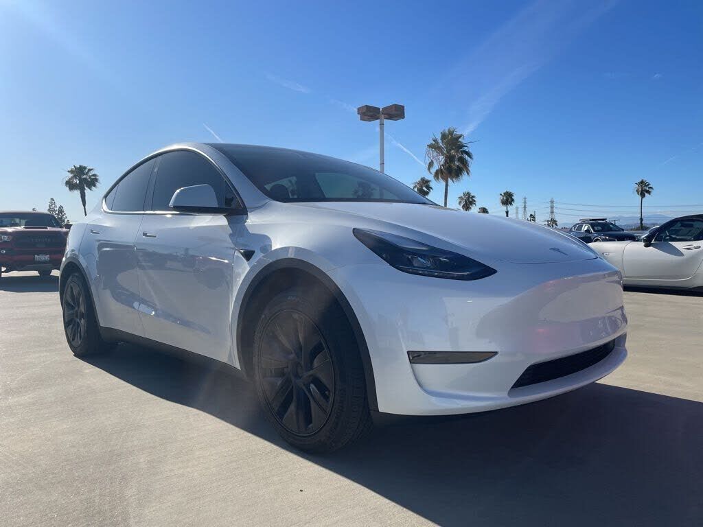 2025 TESLA Model Y