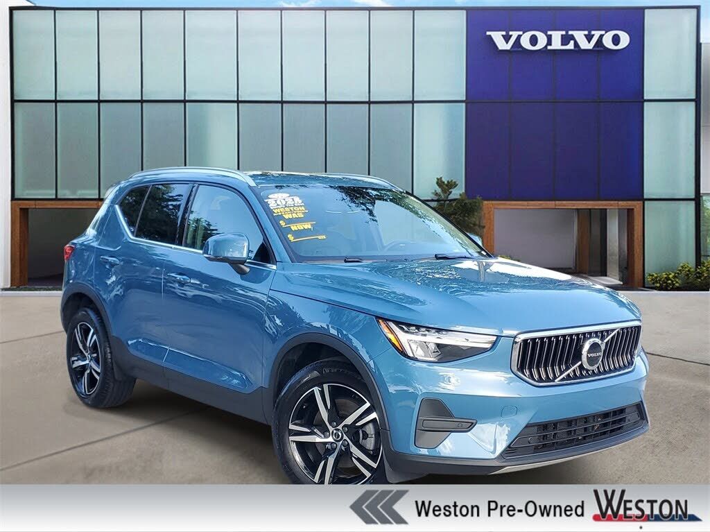 2025 VOLVO XC40