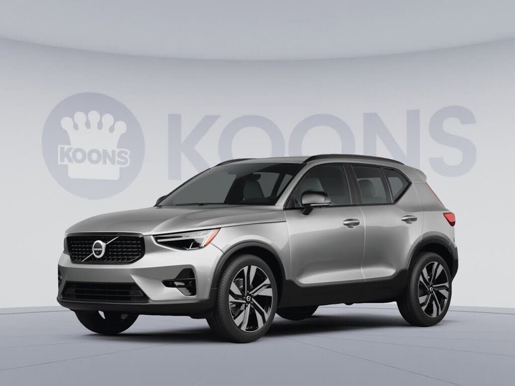 2025 VOLVO XC40