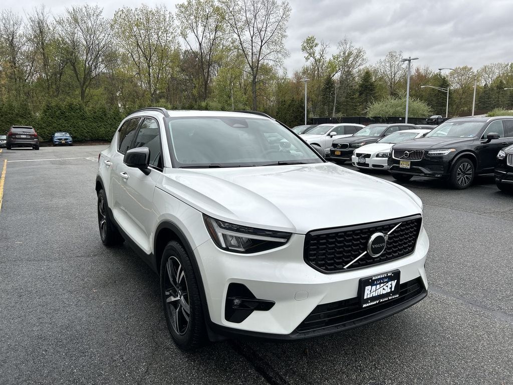 2023 VOLVO XC40