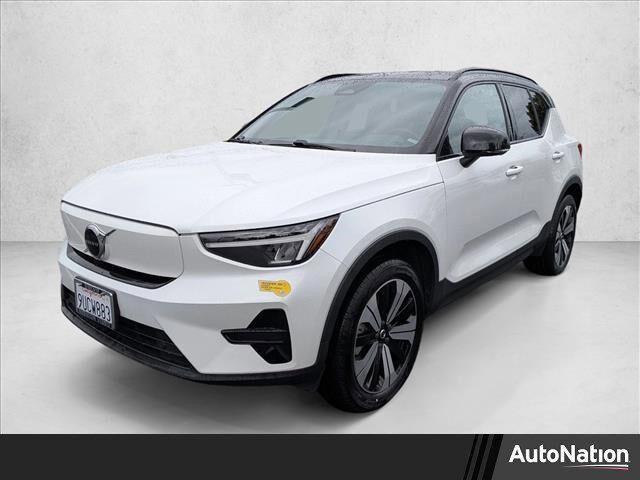 2023 VOLVO XC40