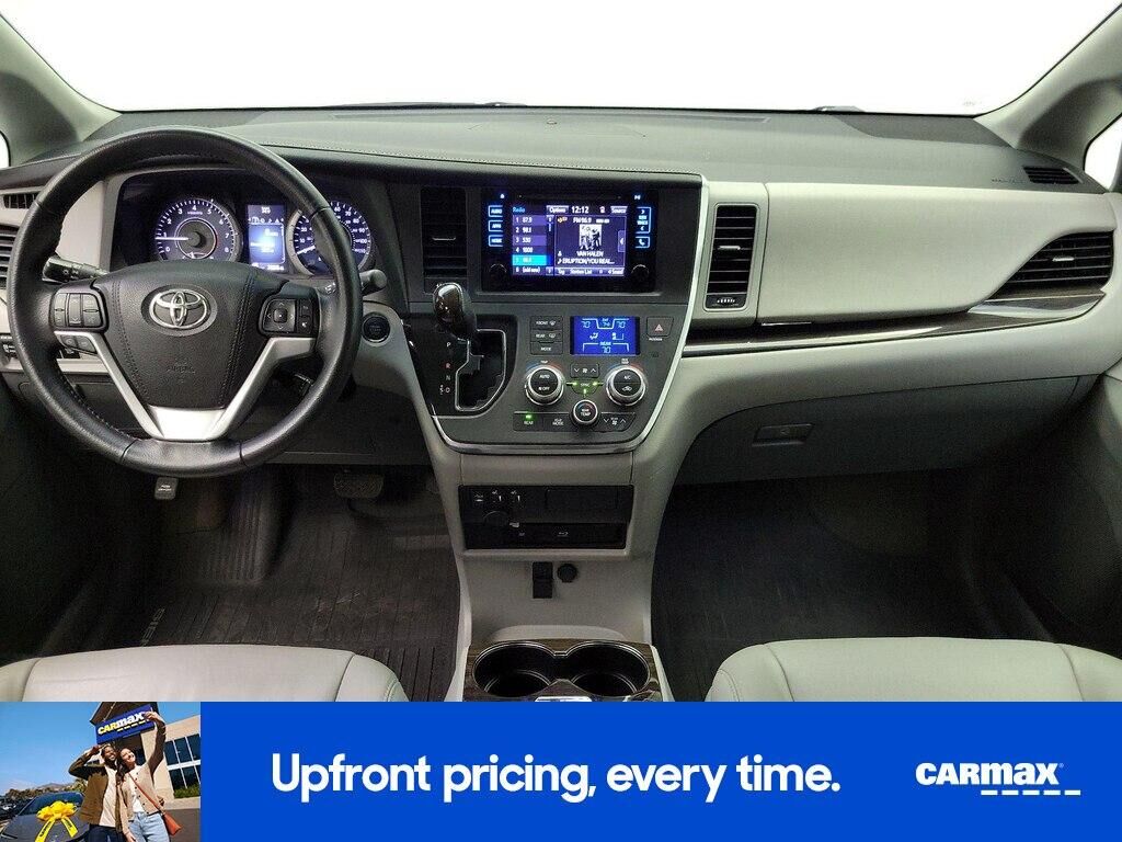 2017 TOYOTA Sienna