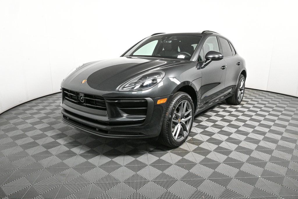 2026 PORSCHE Macan