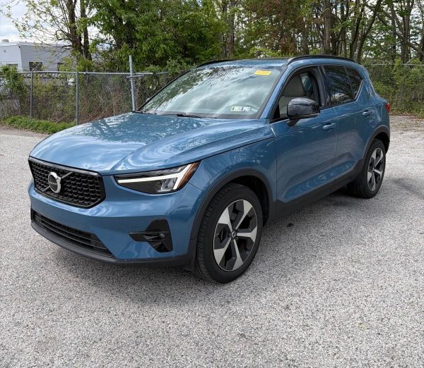 2023 VOLVO XC40