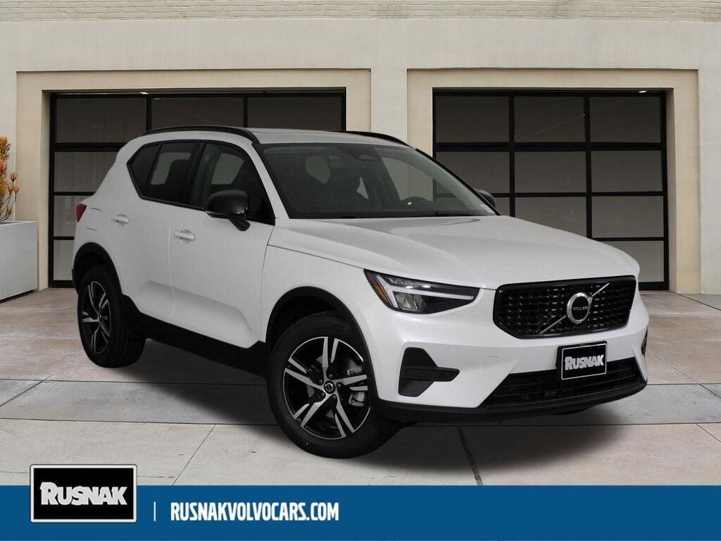2026 VOLVO XC40