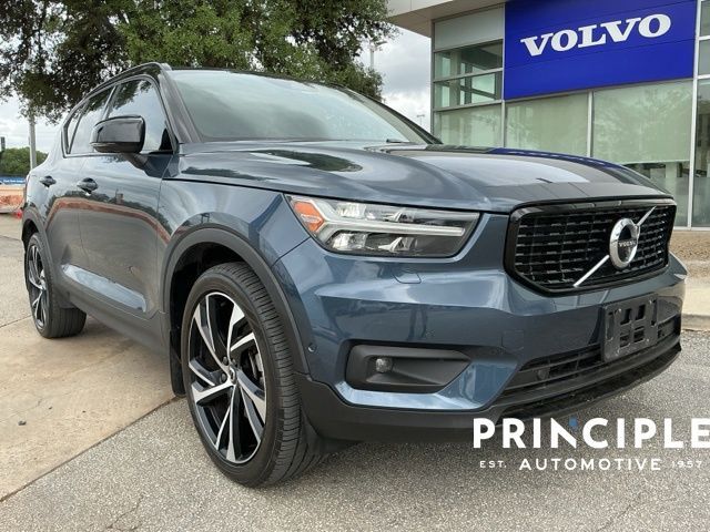 2022 VOLVO XC40