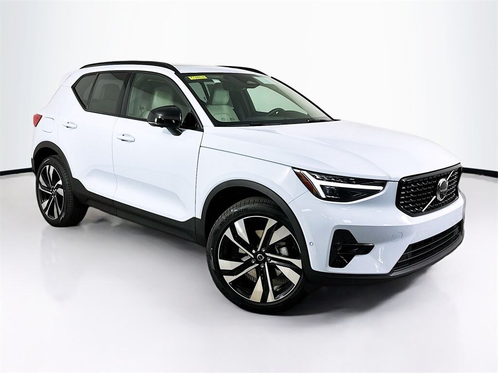 2025 VOLVO XC40
