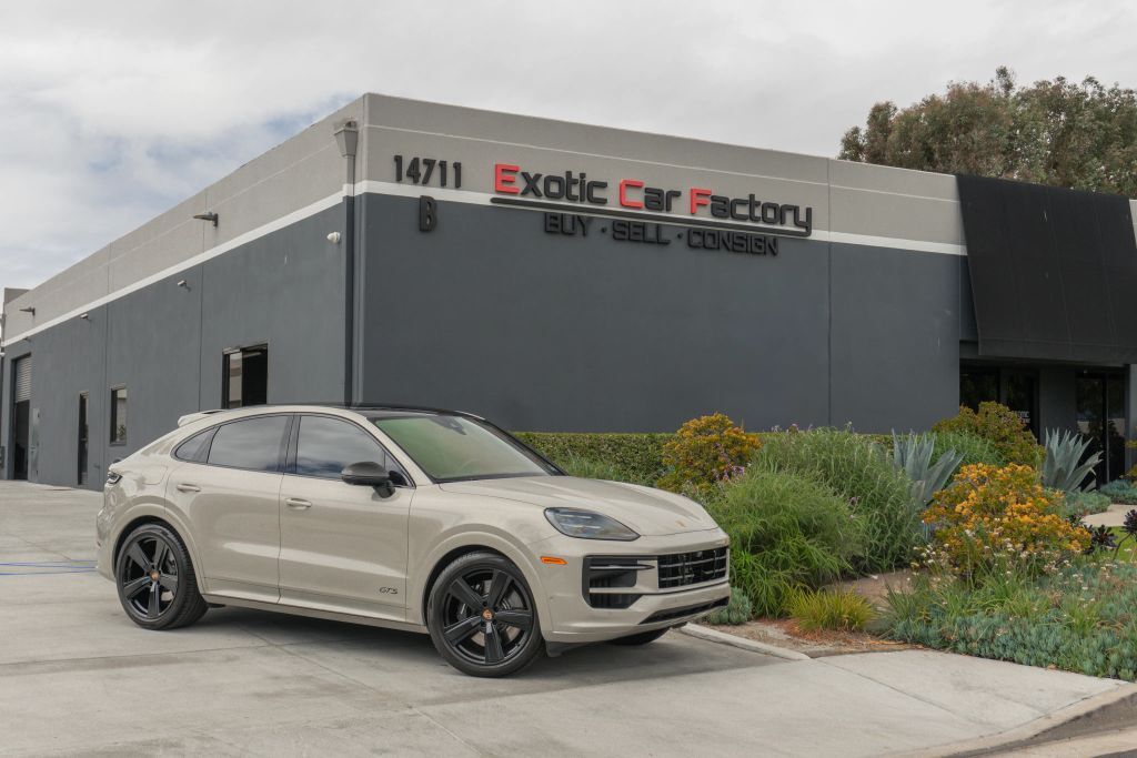 2025 PORSCHE Cayenne