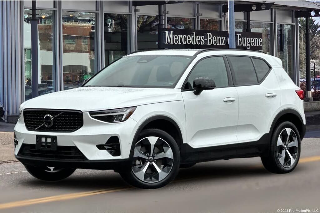 2024 VOLVO XC40