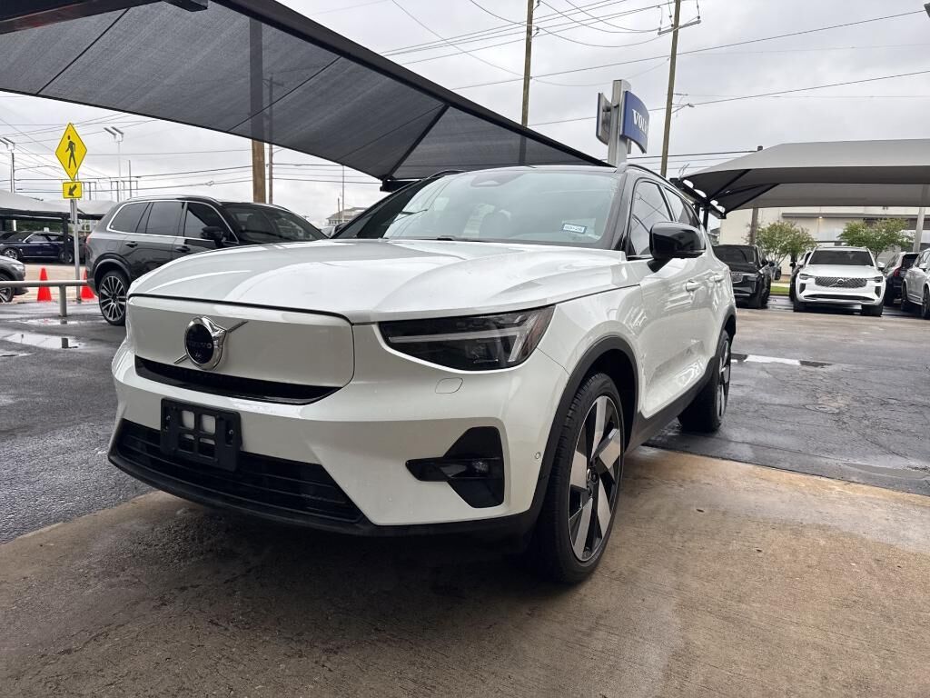 2023 VOLVO XC40
