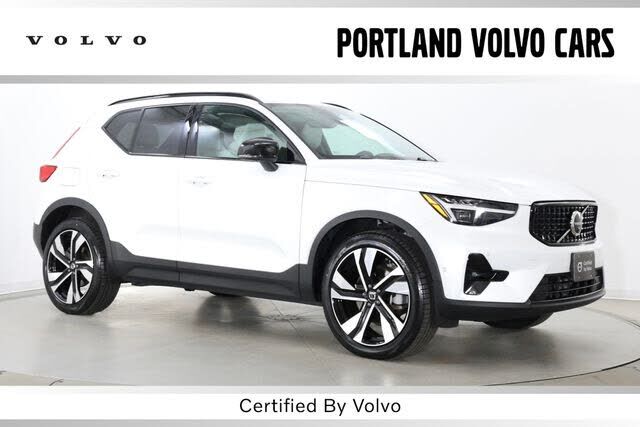2025 VOLVO XC40