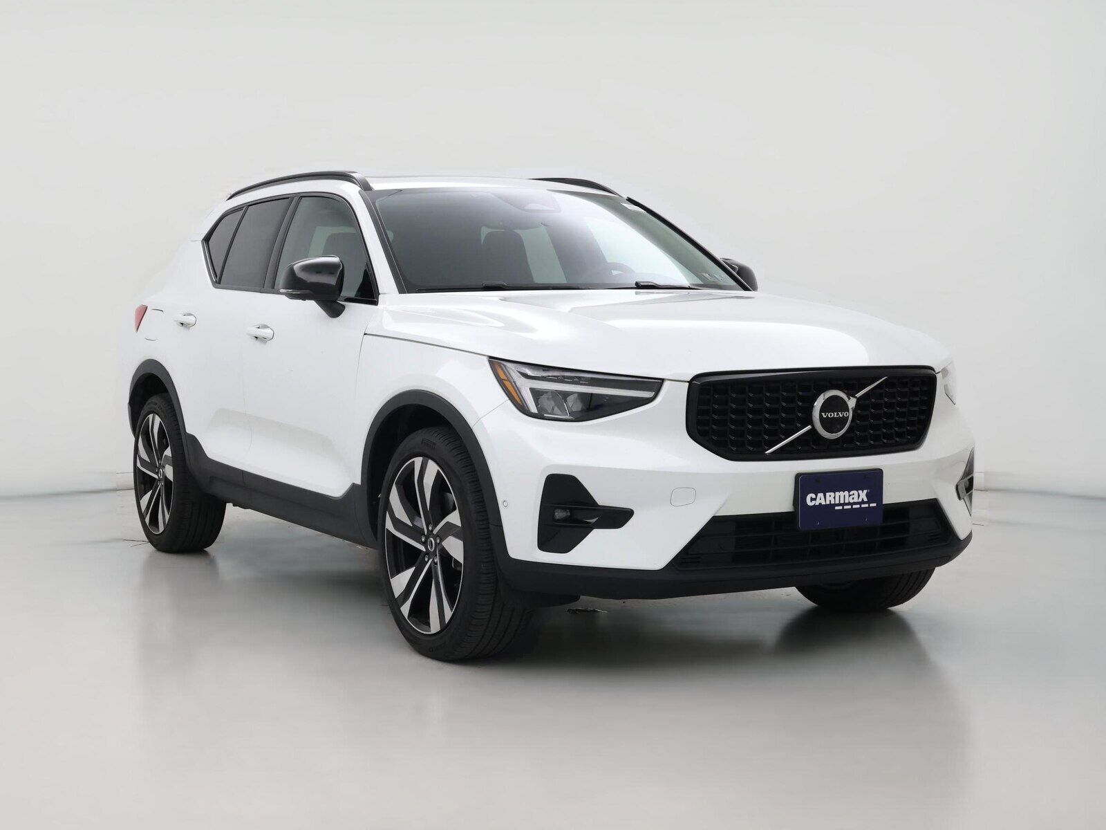 2023 VOLVO XC40