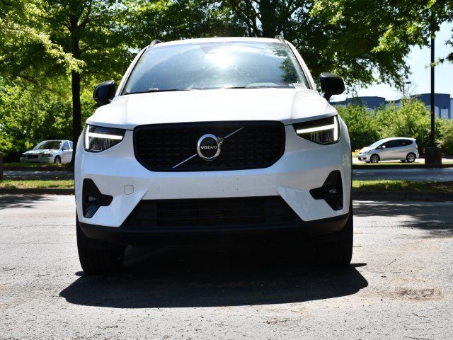 2023 VOLVO XC40
