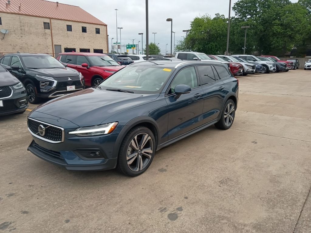 2025 VOLVO V60CC