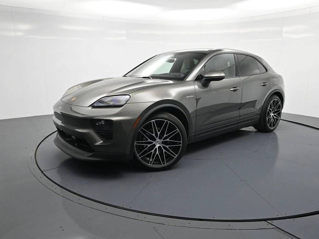 2026 PORSCHE Macan