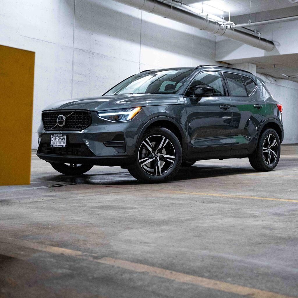 2026 VOLVO XC40