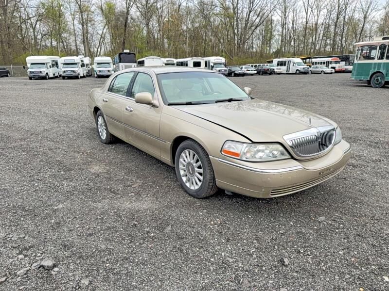 2005 LINCOLN Town Car