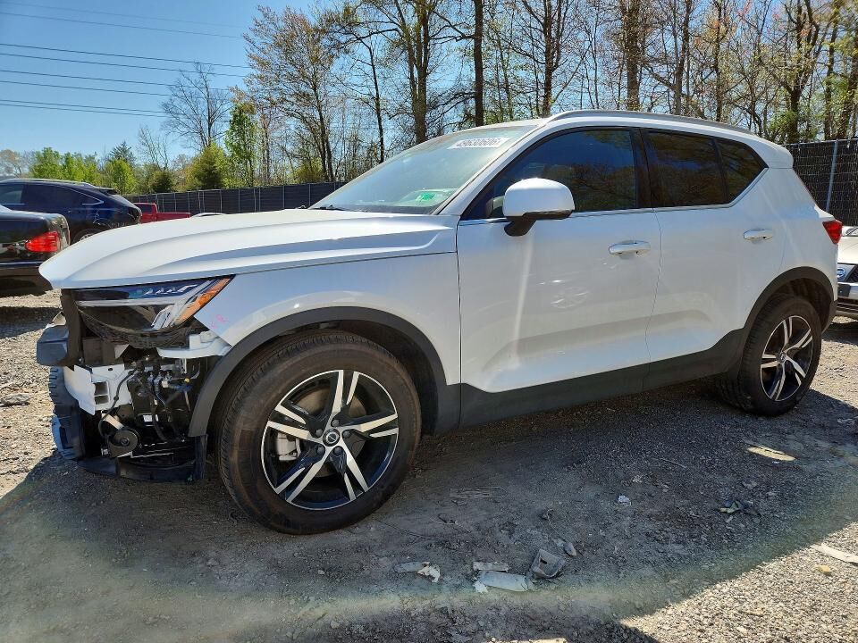 2025 VOLVO XC40