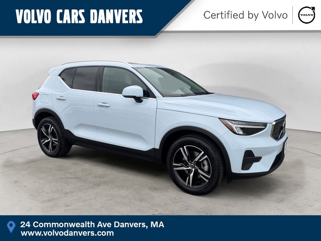 2025 VOLVO XC40