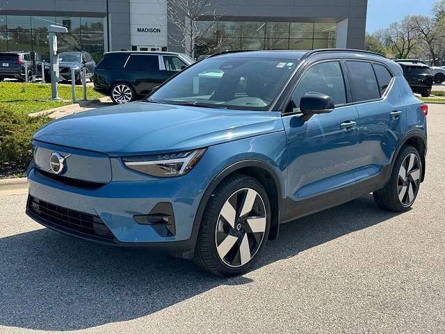 2023 VOLVO XC40