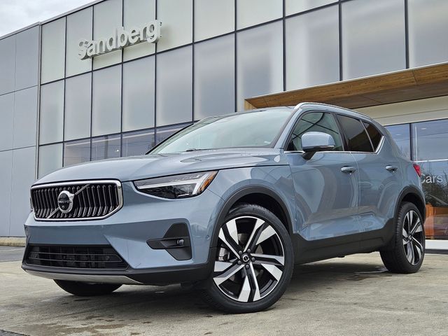 2023 VOLVO XC40