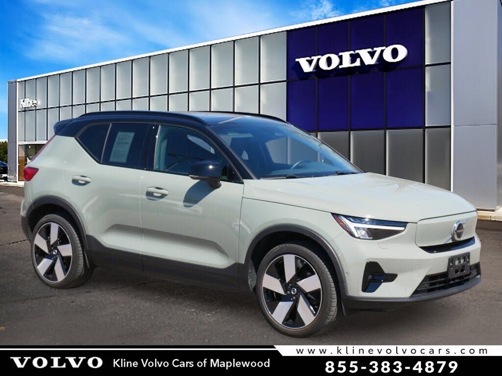 2023 VOLVO XC40