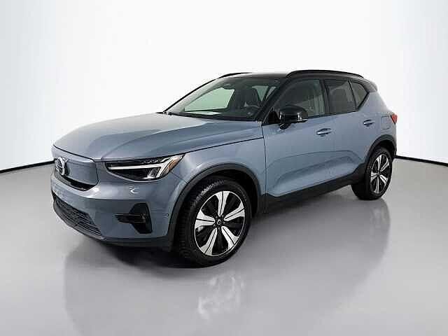 2023 VOLVO XC40