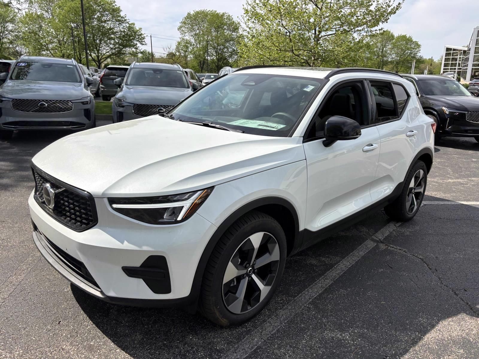 2026 VOLVO XC40