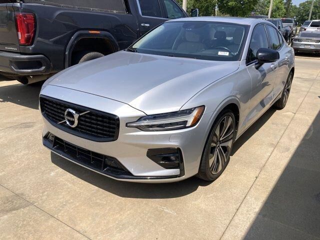 2022 VOLVO S60