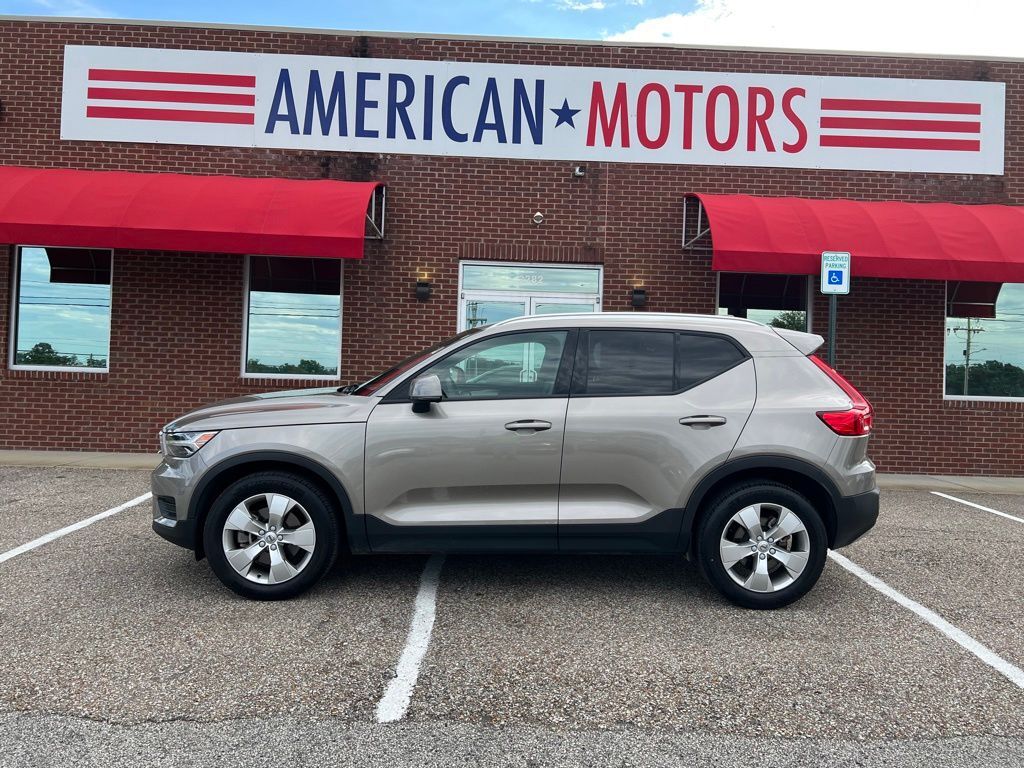 2022 VOLVO XC40