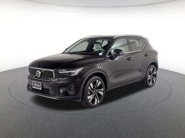 2023 VOLVO XC40