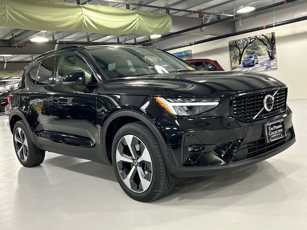 2023 VOLVO XC40