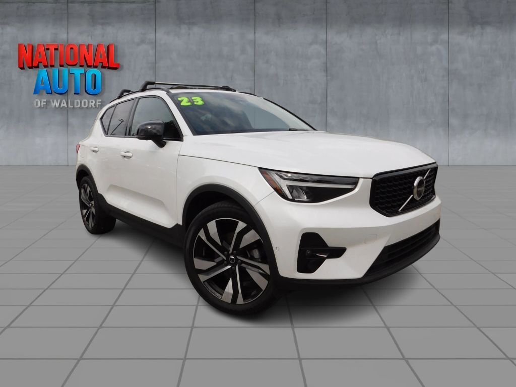 2023 VOLVO XC40