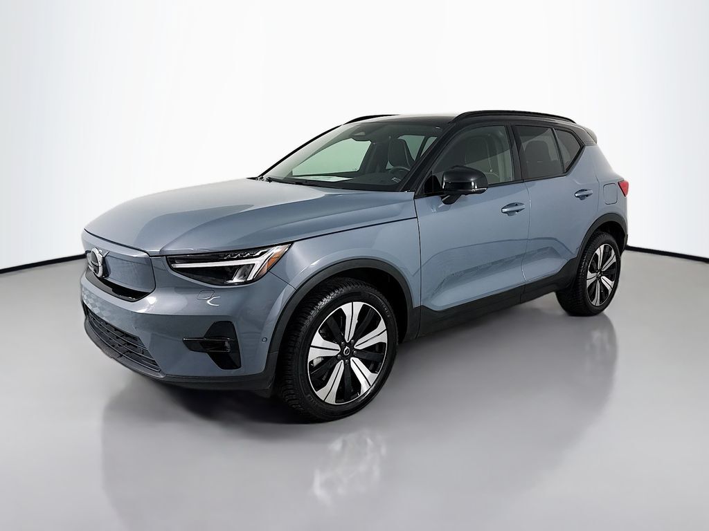 2023 VOLVO XC40