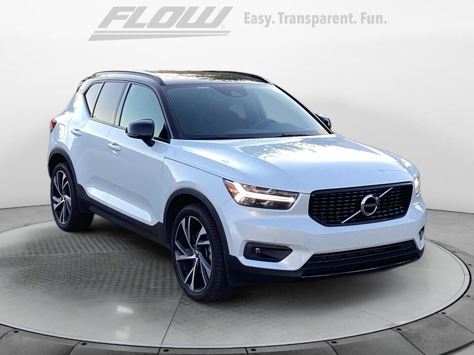 2020 VOLVO XC40