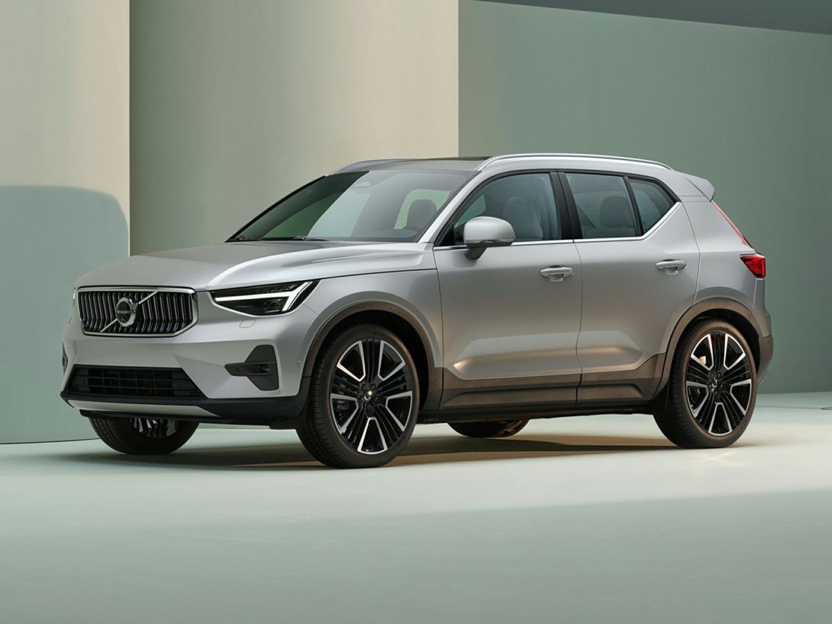 2023 VOLVO XC40