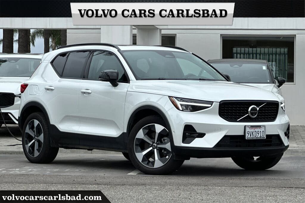 2026 VOLVO XC40
