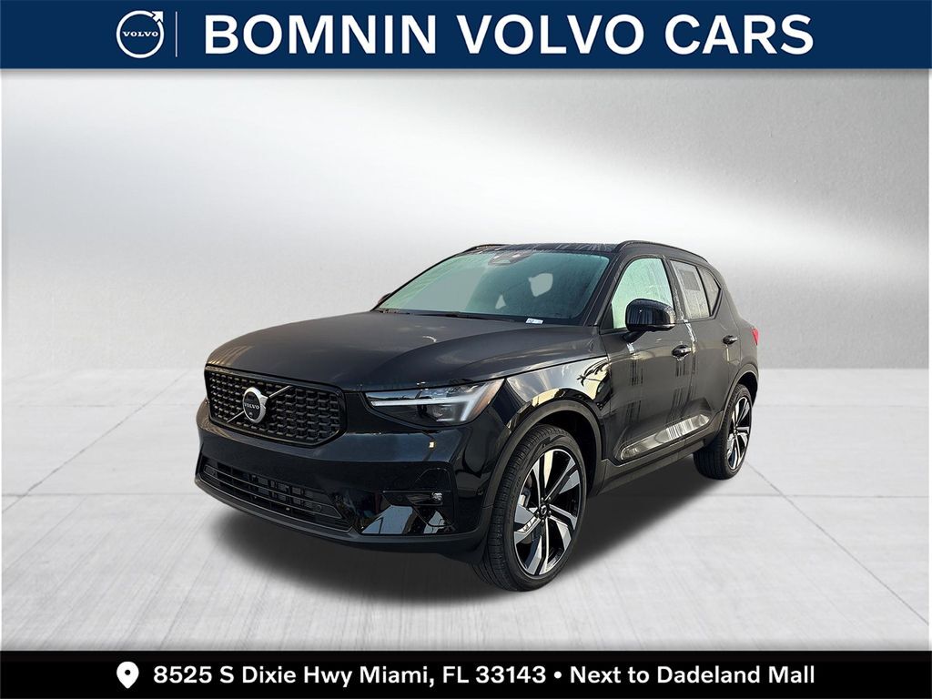 2026 VOLVO XC40