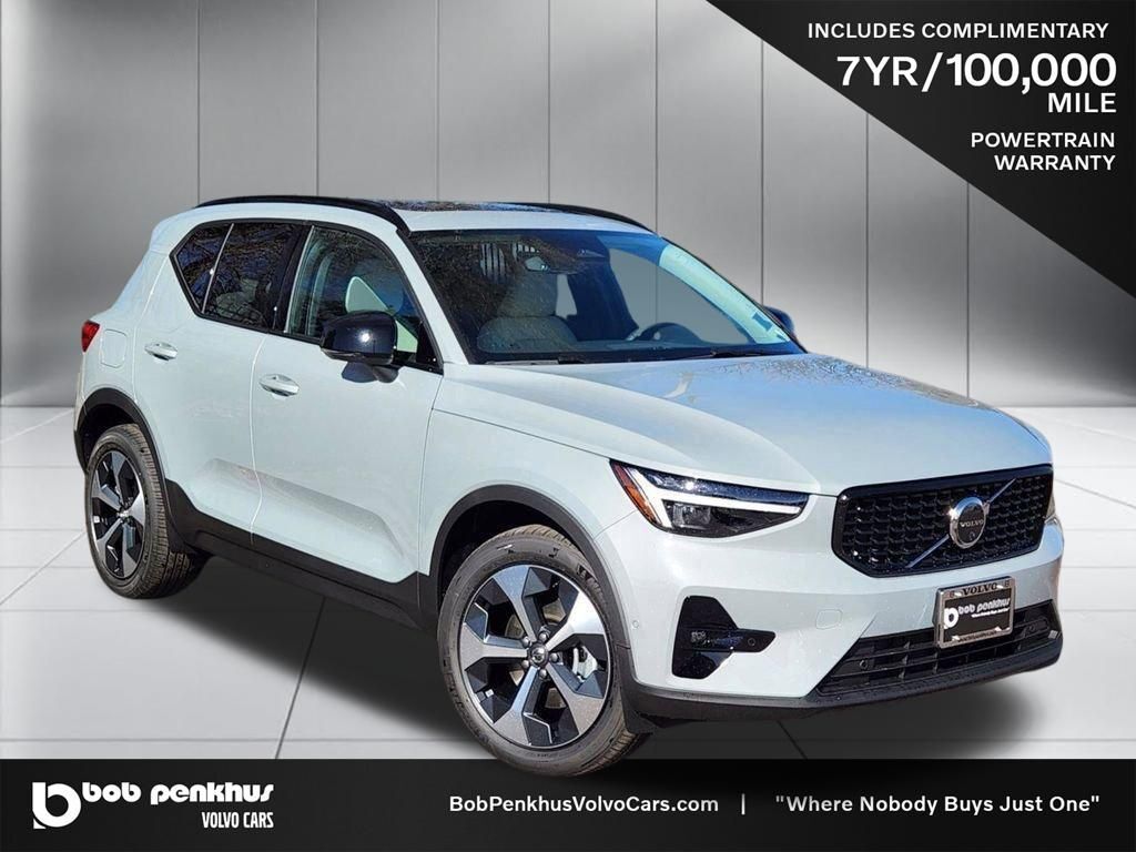 2026 VOLVO XC40