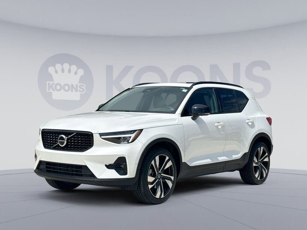 2023 VOLVO XC40