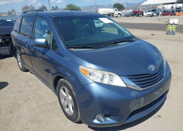 2015 TOYOTA Sienna