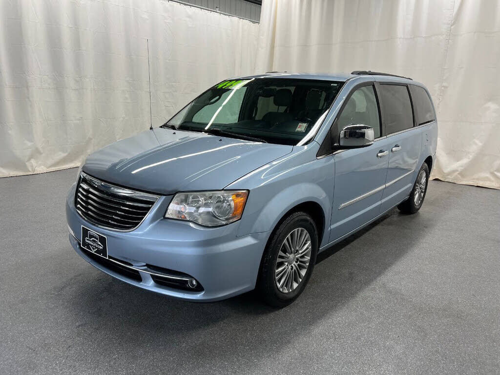 2013 CHRYSLER Town and Country
