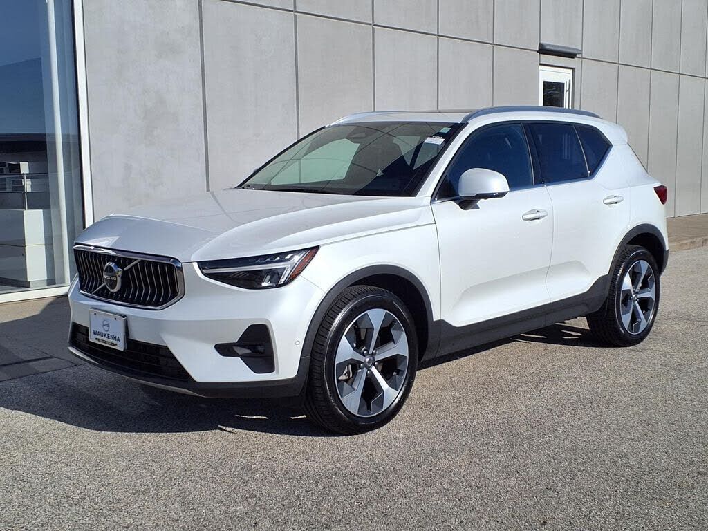 2025 VOLVO XC40