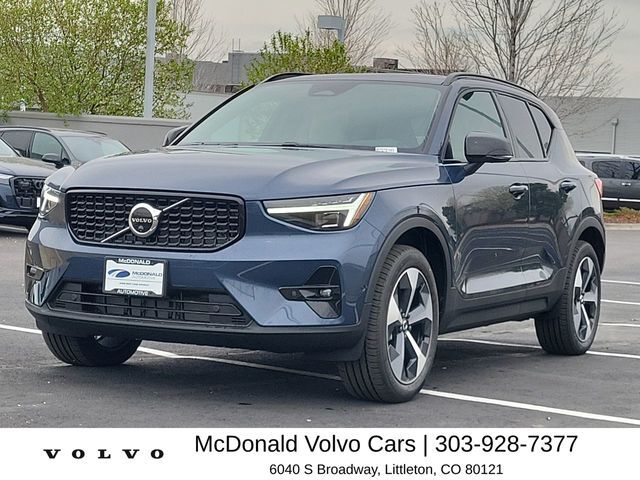 2026 VOLVO XC40