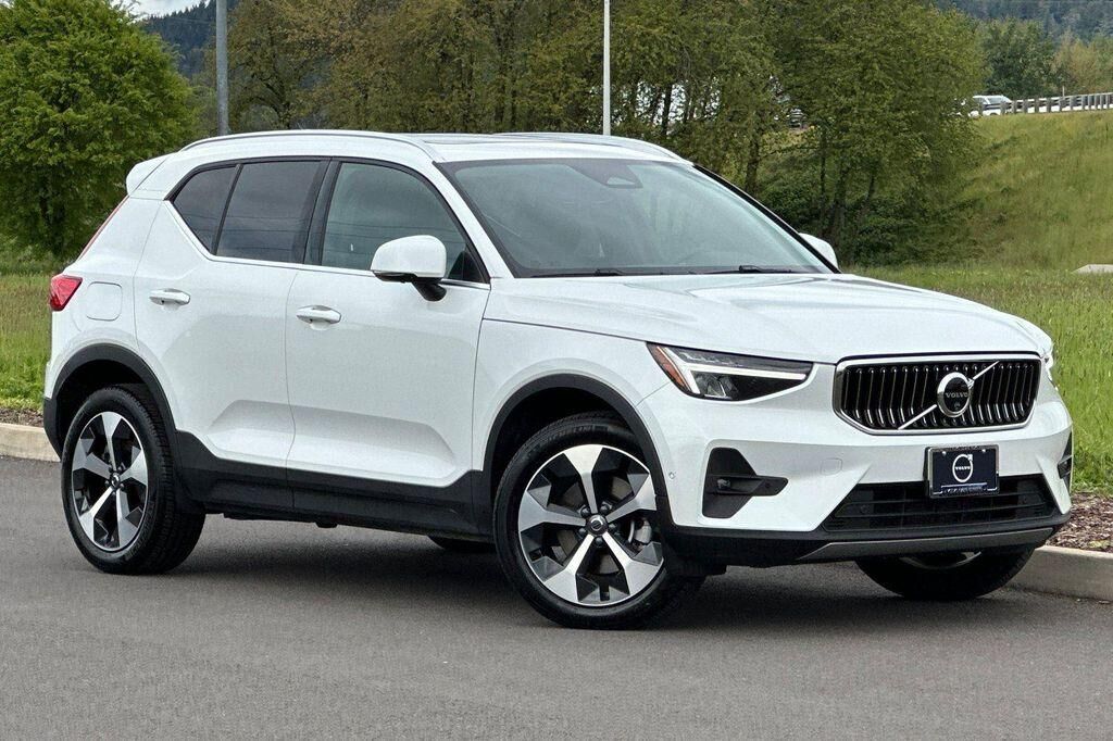 2025 VOLVO XC40