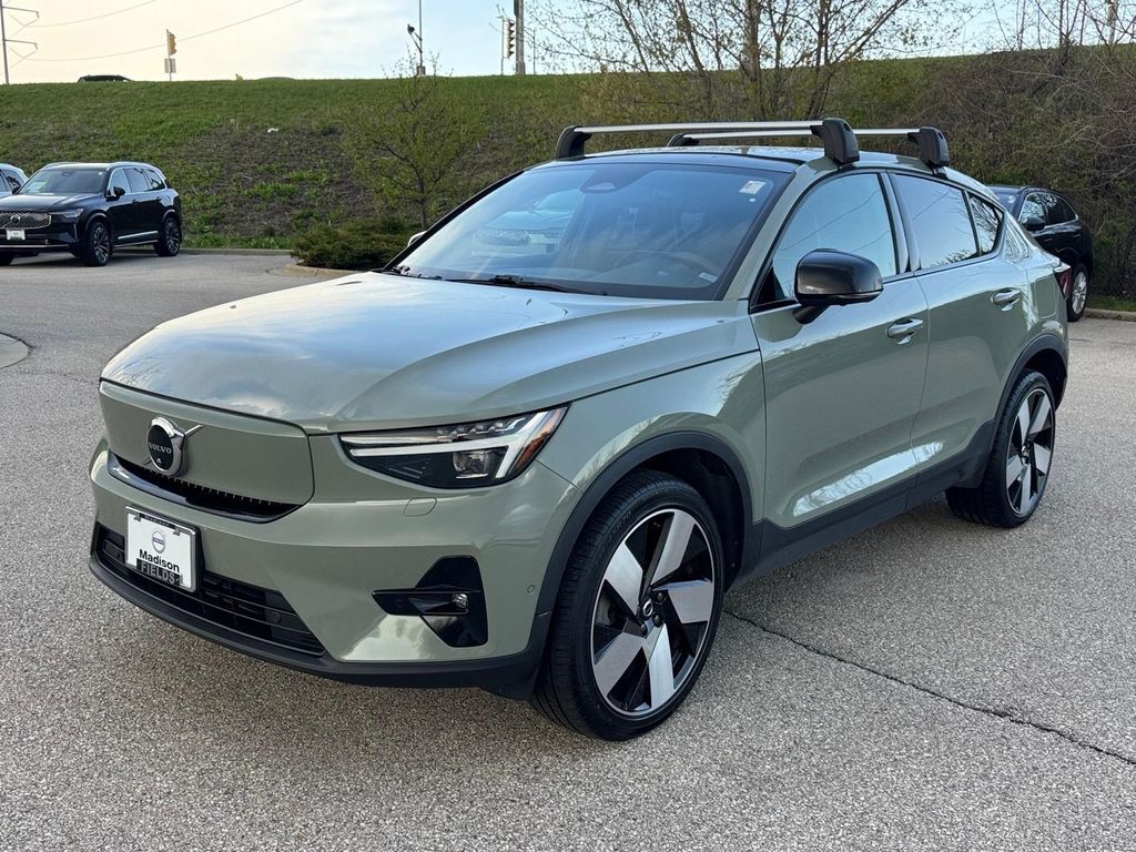 2023 VOLVO C40