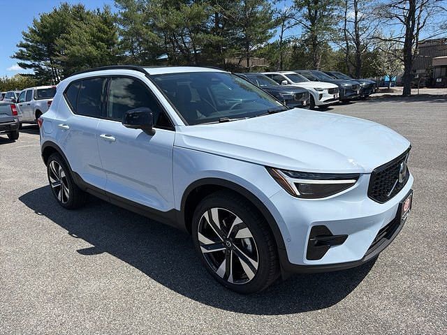 2026 VOLVO XC40