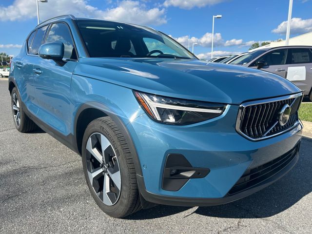 2025 VOLVO XC40