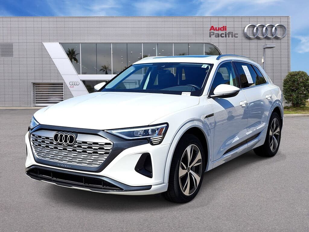 2024 AUDI Q8