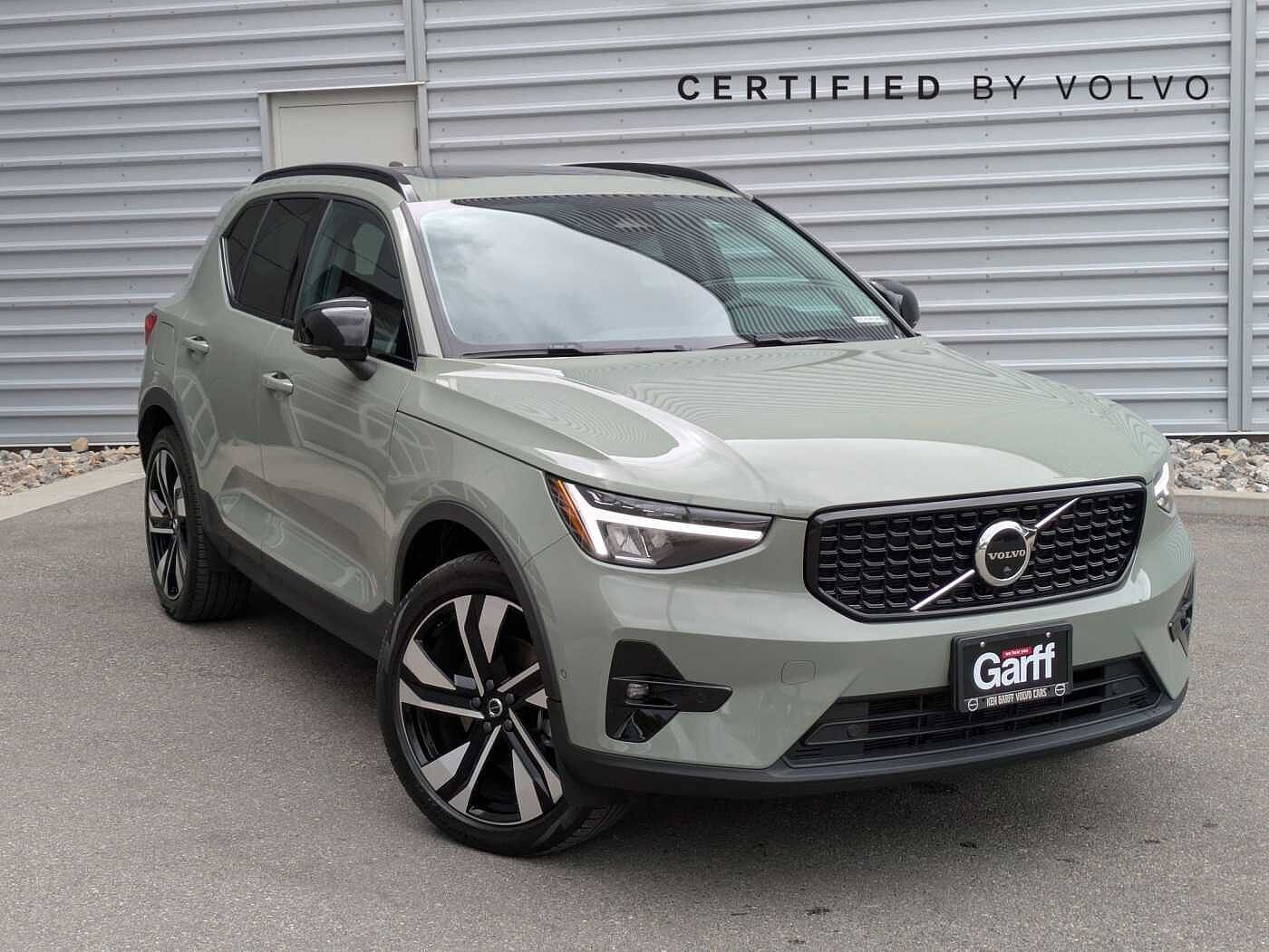 2023 VOLVO XC40